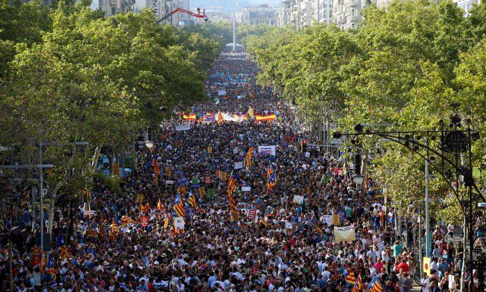 Hundreds of Thousands March in Barcelona to Show Unity After Islamist Attacks