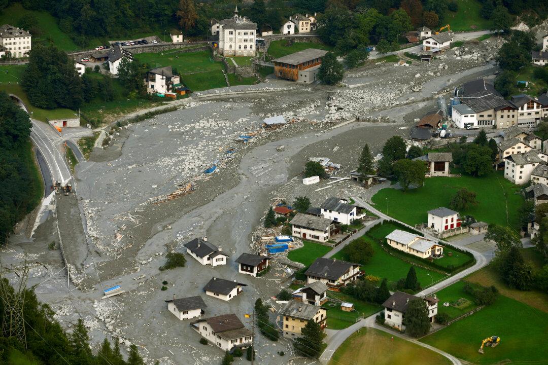Swiss Halt Search for Landslide Victims as More Rockfalls Expected