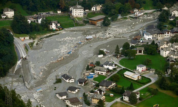 Swiss Halt Search for Landslide Victims as More Rockfalls Expected