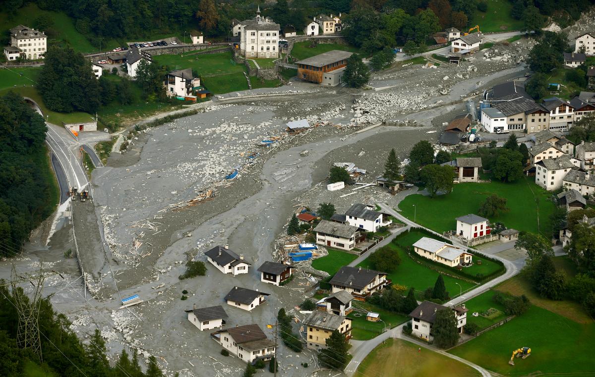 Swiss Halt Search for Landslide Victims as More Rockfalls Expected