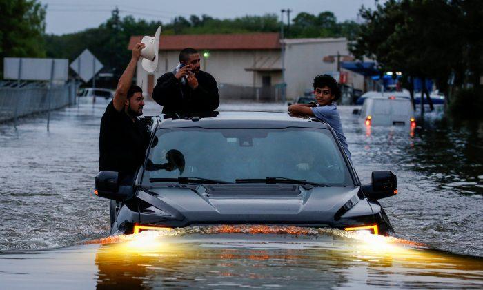 Video: Looting Starts in Houston as City Crippled by Hurricane