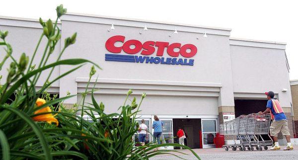 A worker pushes carts outside a Costco Wholesale store in Mount Prospect, Ill., on May 31, 2006.<br/>(Tim Boyle/Getty Images)