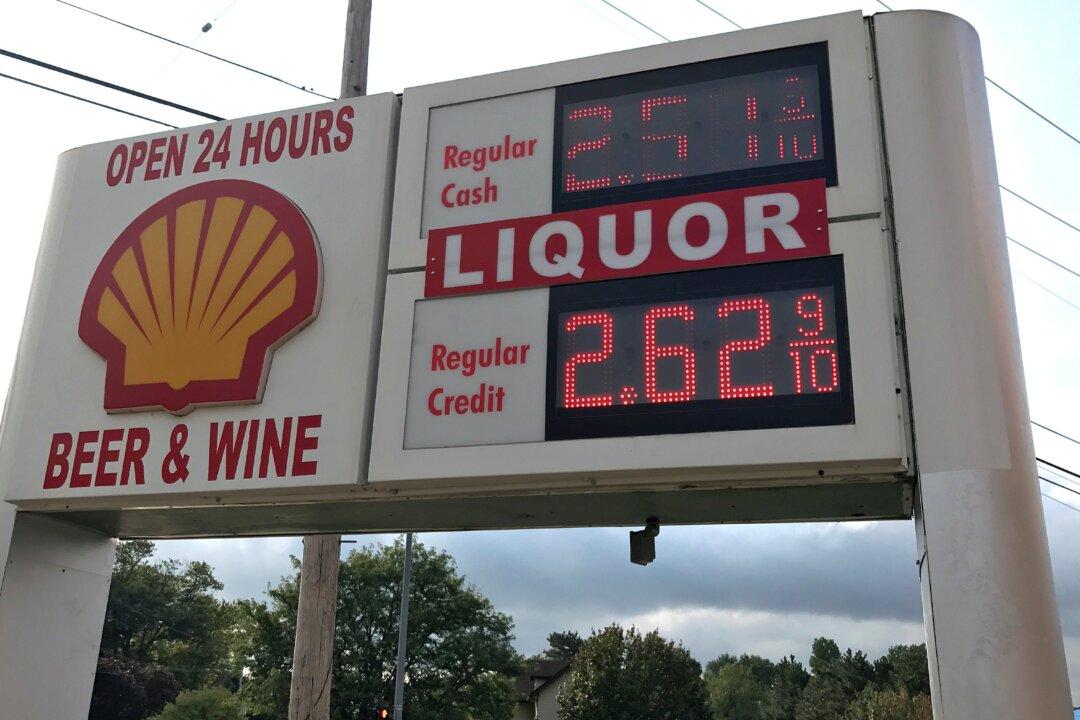 Retail US Gasoline Prices Surge as Harvey Keeps Refiners Shut