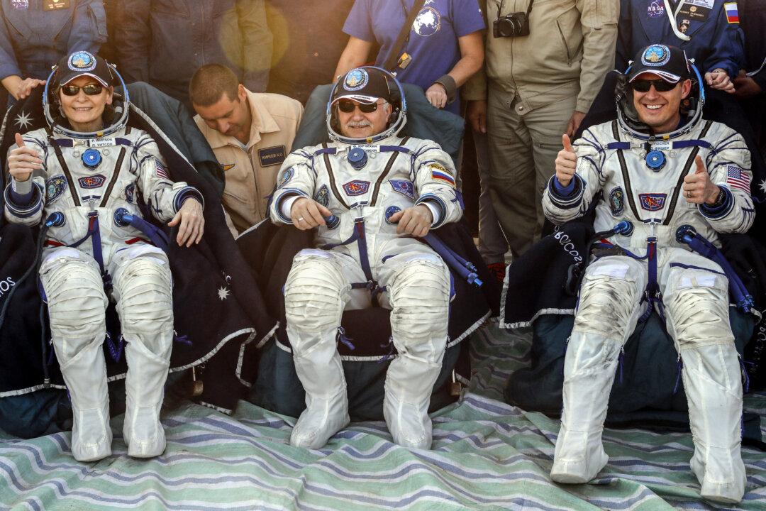 Record-Breaking US Astronaut and Crew Back on Earth
