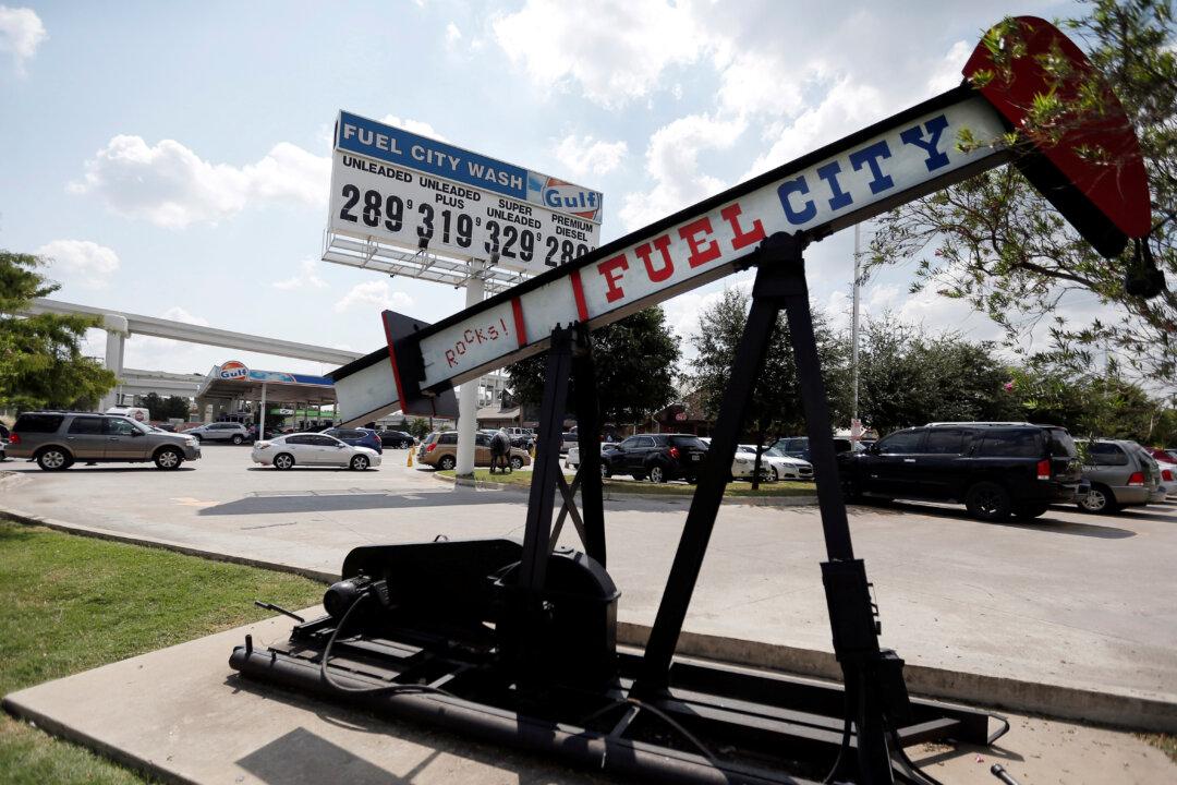 U.S. Gasoline Prices Slip as Oil Industry Bounces Back From Harvey