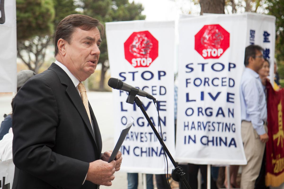 California state Sen. Joel Anderson speaks in front of the Chinese consulate in San Francisco during a rally to protest Chinese regime interference in the state’s legislature, on Sept. 8, 2017. (Lear Zhou/Epoch Times)