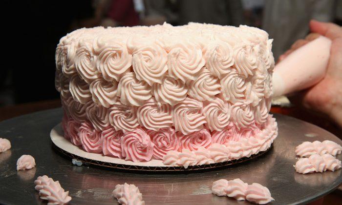 Baker Refusing to Make Wedding Cakes for Gays Gains Support of DOJ