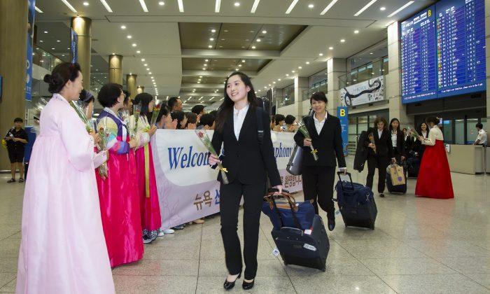 Shen Yun Symphony Orchestra Greeted by Enthusiastic Fans in South Korea on Arrival