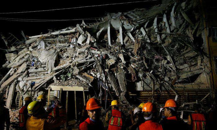 Desperate Night Search in Mexico School, Other Ruins as Quake Deaths Pass 200