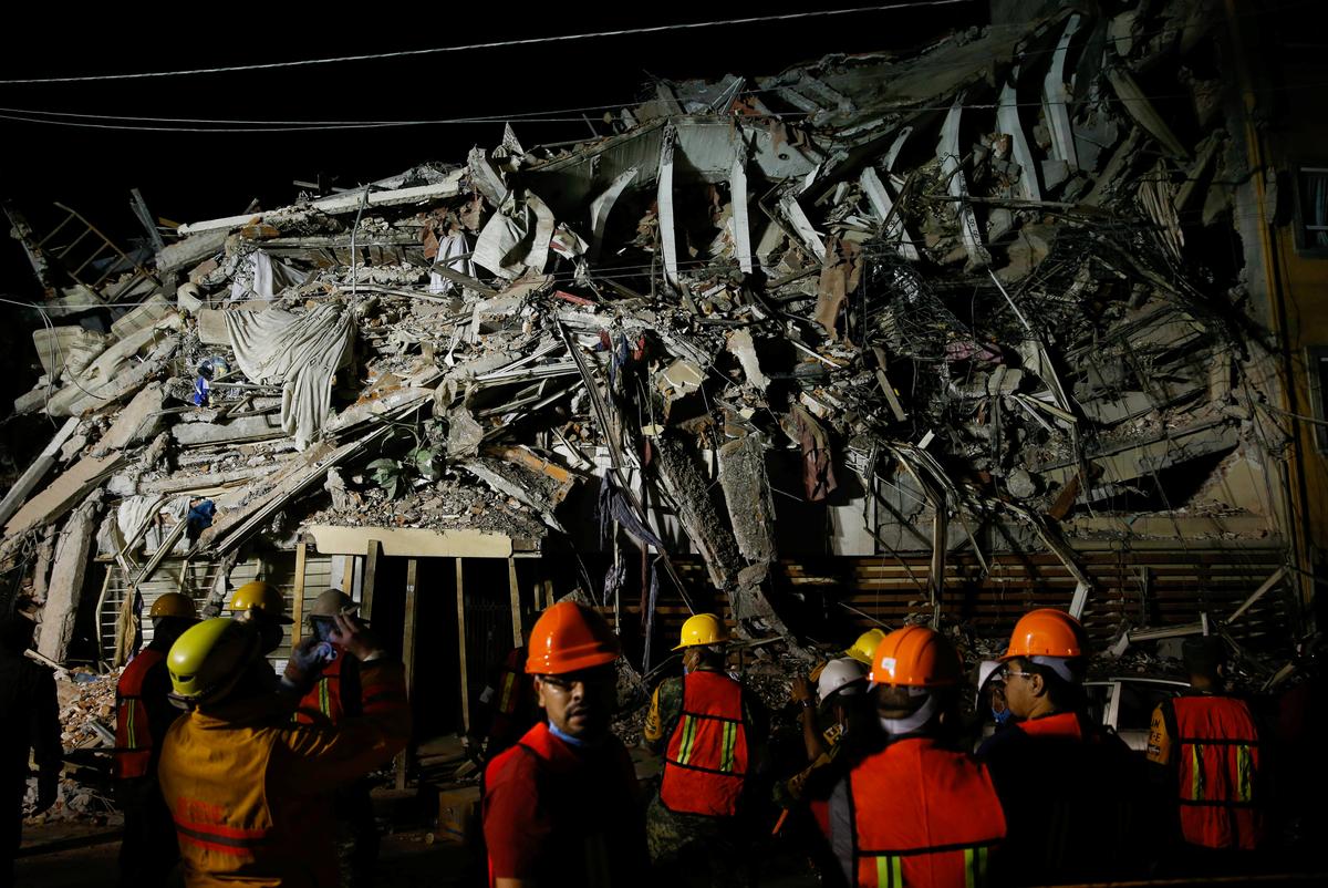 Desperate Night Search in Mexico School, Other Ruins as Quake Deaths Pass 200