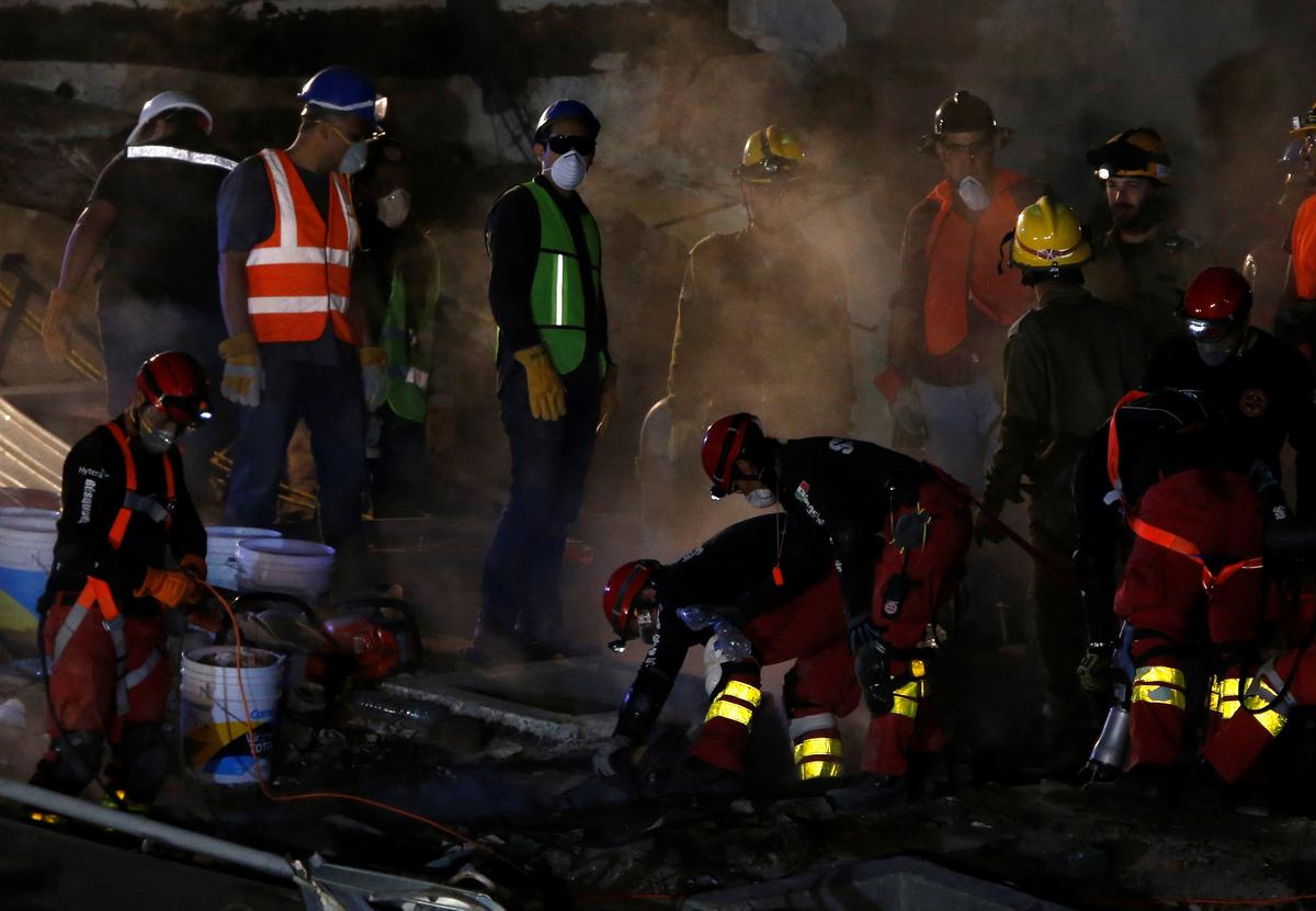 Members of rescue teams search for survivors in the rubble of a collapsed building after an earthquake in Mexico City, Mexico on Sept. 22, 2017. (REUTERS/Henry Romero)