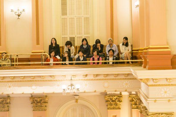 Falun Gong practitioners, some of whom had been tortured by the Chinese regime for their faith, watch the California Senate proceedings from a balcony in the California state Capitol building in Sacramento, Calif., on Sept. 14. (Mark Cao/The Epoch Times)