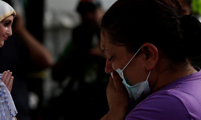 Mexicans Pray as Hope Fades for Quake Victims, Toll Hits 319