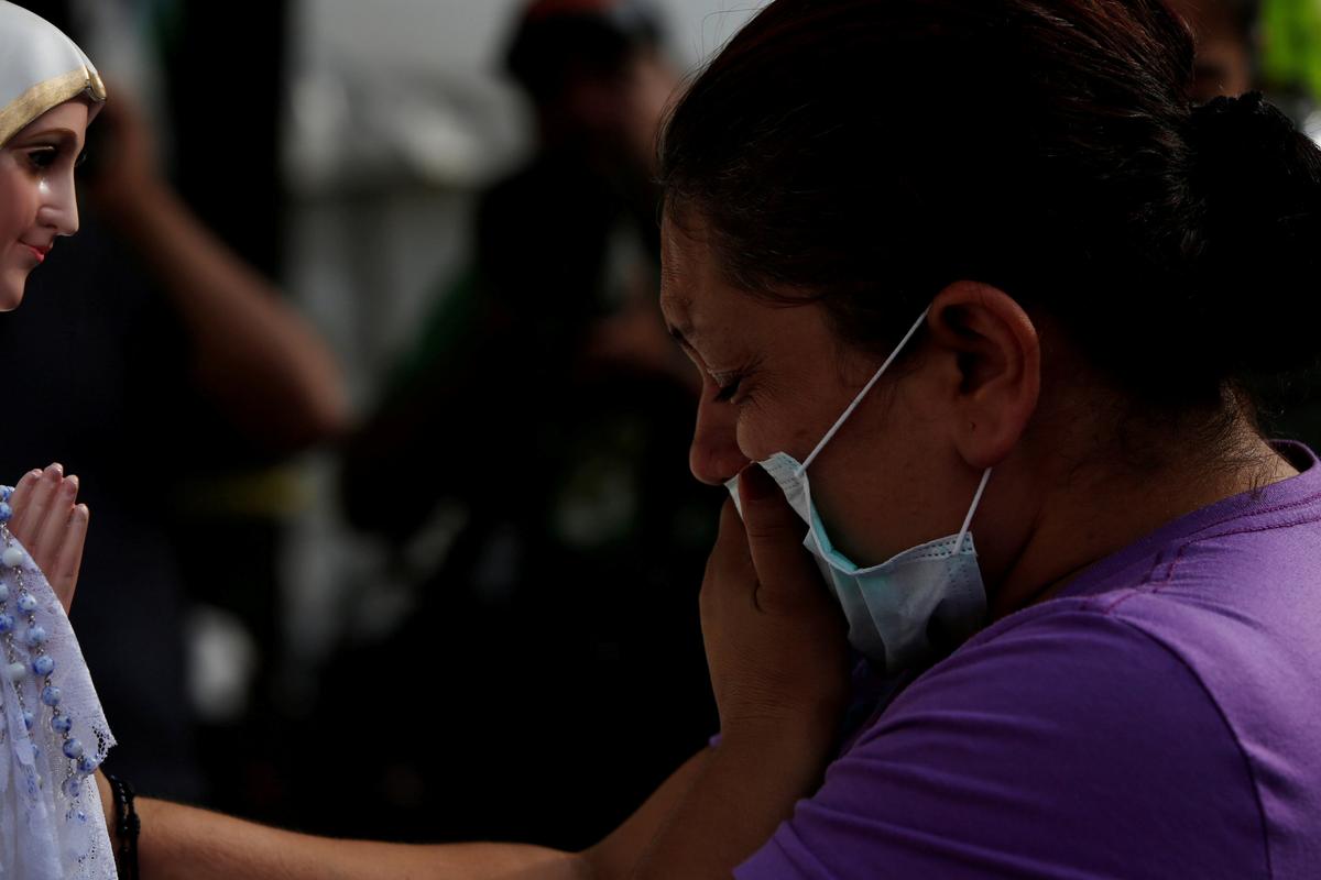Mexicans Pray as Hope Fades for Quake Victims, Toll Hits 319