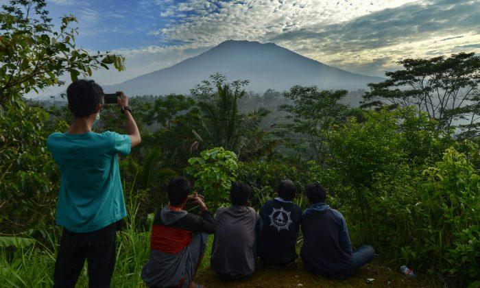 Tens of Thousands Flee Bali Volcano, Stirring Travel Worries