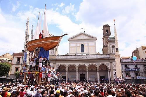 Processions featuring large shoulder-borne structures take place commemorating the return of various saints. (Paolo Peluso)