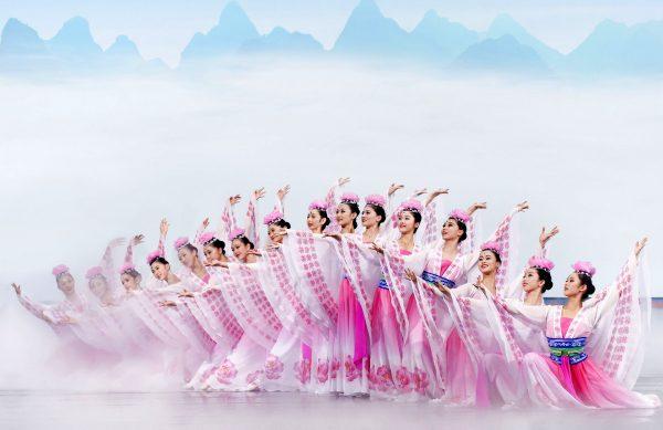 Shen Yun dancers perform “Flower Fairies.” (Shen Yun Performing Arts)
