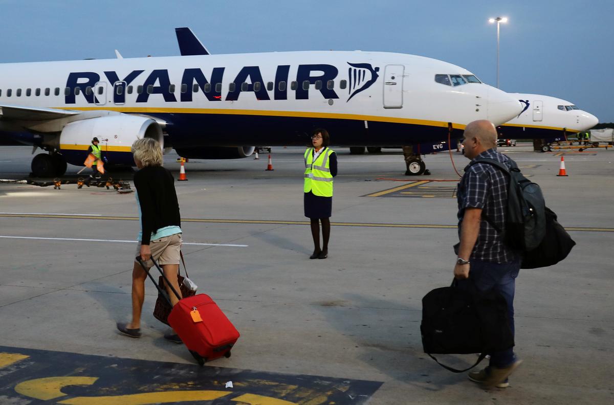 People walk to board a Ryanair flight at Stansted Airport, northeast of London, Britain, September 7, 2017. (REUTERS/Kevin Coombs)