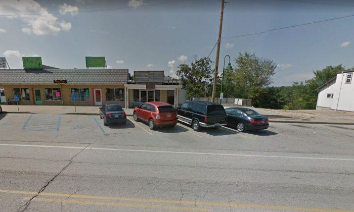 Missouri Bar Under Fire for Using Lynch, Kaepernick Jerseys as Doormats