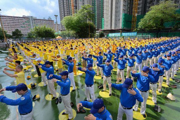 About 900 Falun Gong practitioners gathered at the Cheung Sha Wan Playground in Hong Kong on Oct. 1, 2017. (Li Yi/The Epoch Times)