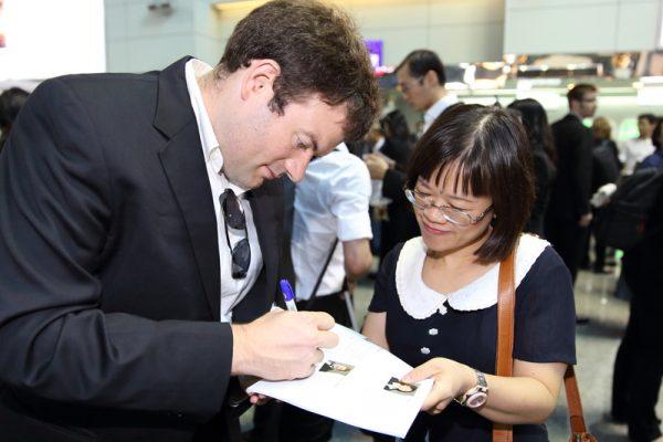 Eric Robins gives an autograph at Taoyuan International Airport on Oct. 4, 2017. (Lin Shih-chieh/The Epoch Times)