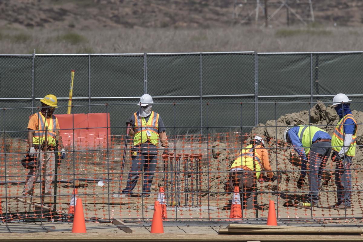 Labourers work on a prototype of a border wall that could be built along the border between the United States and Mexico on Sept. 28, 2017. (OMAR MARTINEZ/AFP/Getty Images)