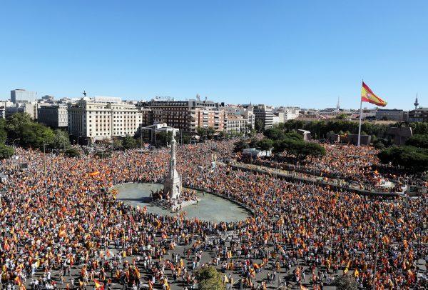 People take part in a pro-union demonstration in Madrid, Spain, October 7, 2017. (Reuters/Sergio Perez)