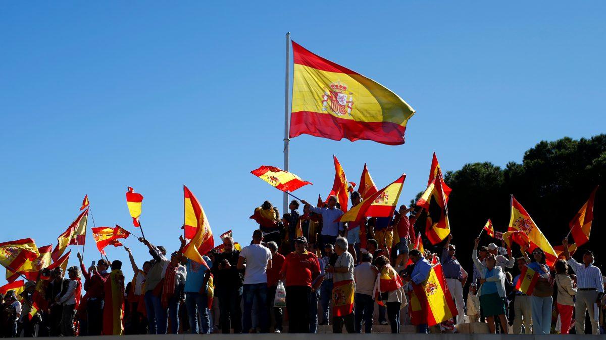 People wave Spain´s flag at a pro-union demonstration in Madrid, October 7, 2017. (Reuters/Javier Barbancho)