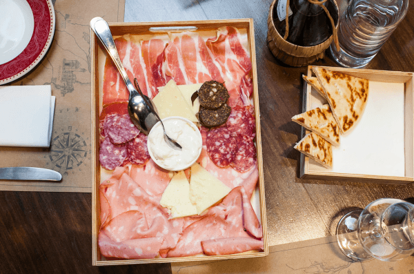 A platter of cheeses and cured meats in Ravenna, Emilia-Romagna. (Channaly Philipp/The Epoch Times)