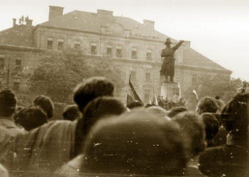 Demonstrators gather at the statue of General Józef Bem, starting the Hungarian uprising against communist dictatorship in October 1956. (Public Domain via The American Hungarian Federation)