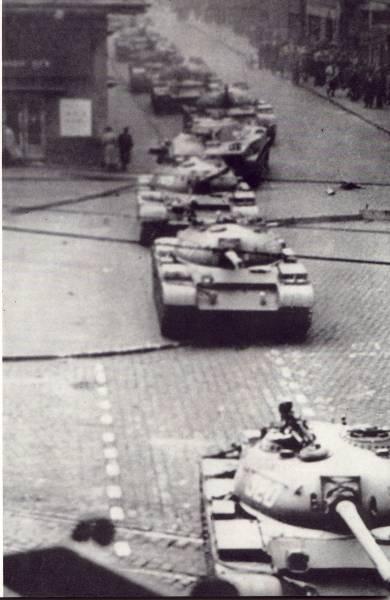 Soviet tanks drive into Budapest in 1956 to retake Hungary. (Public Domain via The American Hungarian Federation)