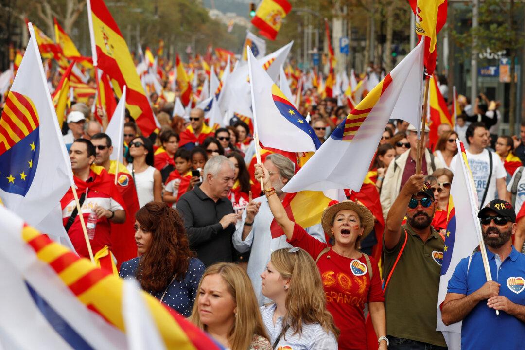 Spaniards Use National Holiday to Show Unity Amid Catalan Crisis