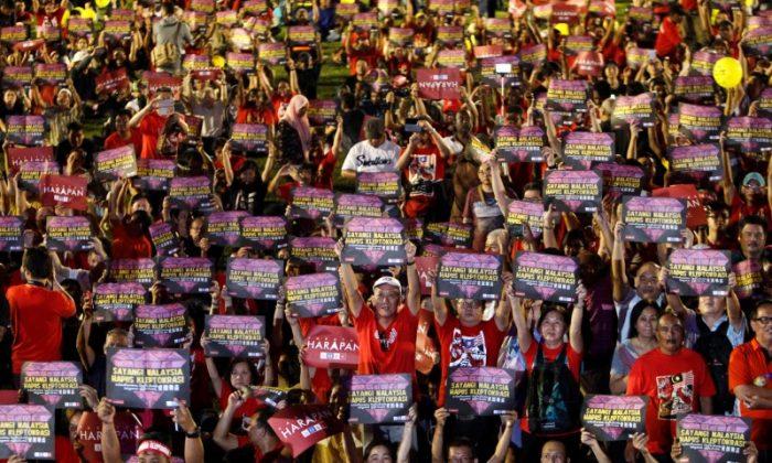 Thousands Rally in Malaysia to Oust Premier Najib