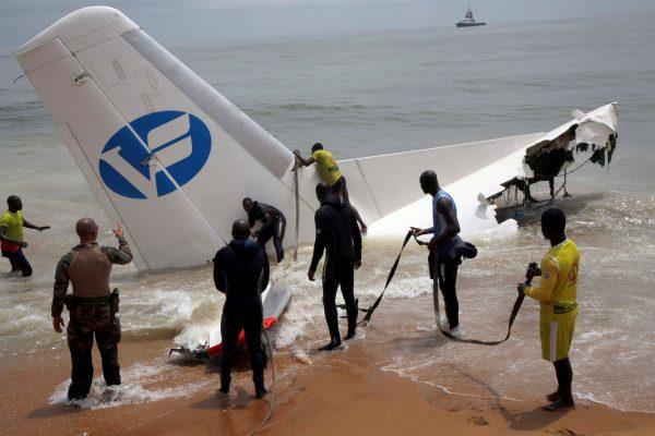 French soldiers and rescuers prepare to pull the remains of a cargo plane that crashed in the waters near the Felix Houphouet Boigny International Airport, in Abidjan, Ivory Coast October 14, 2017. (Reuters/Luc Gnago)