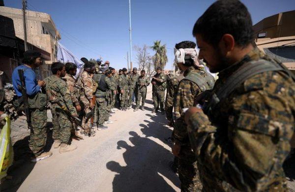 Fighters of Syrian Democratic Forces listen during a briefing at the frontline in Raqqa, Syria October 16, 2017. (REUTERS/Rodi Said)