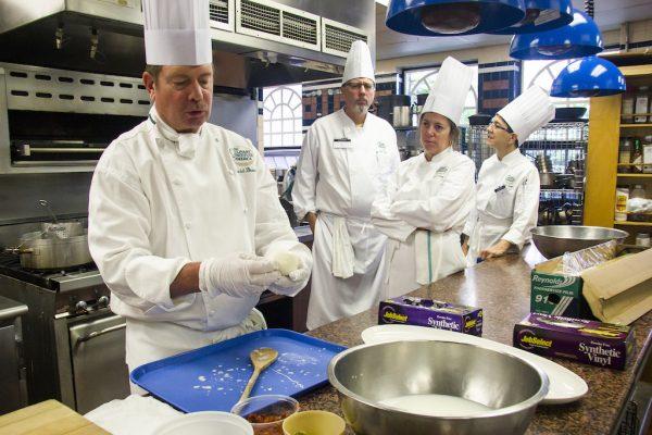 Chef-instructor Dave Bruno demonstrates how to make fresh mozzarella. (Annie Wu/The Epoch Times)