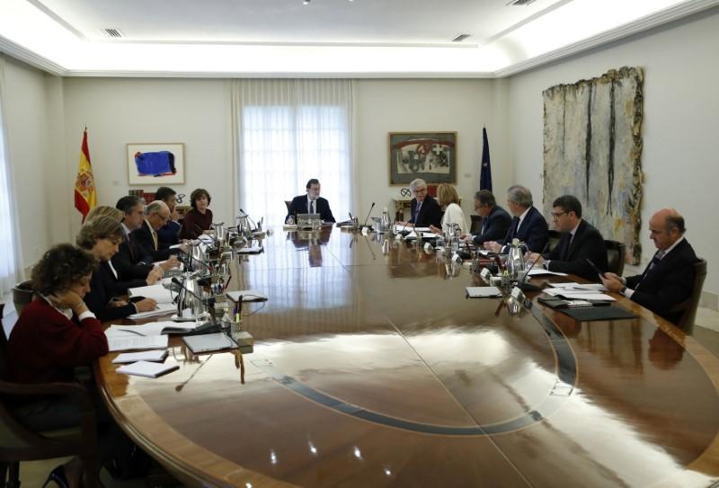 Spain's Prime Minister Mariano Rajoy heads a special cabinet meeting at the Moncloa Palace in Madrid, Spain, Oct. 21, 2017. (REUTERS/Juan Carlos Hidalgo/Pool)