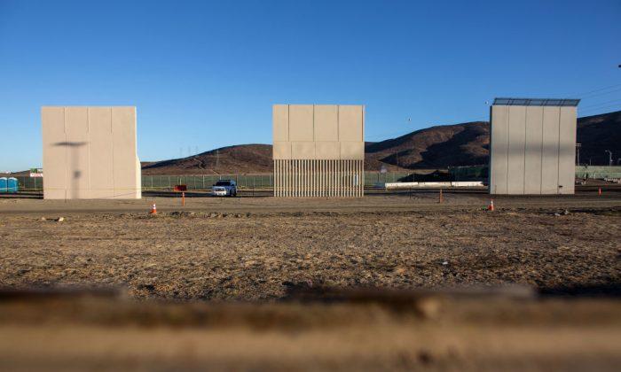 Illegal Immigrants Jump Existing Fence During MSNBC Report on Border Wall