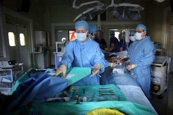 A surgeon and his theatre team perform key hole surgery to remove a gallbladder at The Queen Elizabeth Hospital on March 16, 2010, in Birmingham, England. (Christopher Furlong/Getty Images)