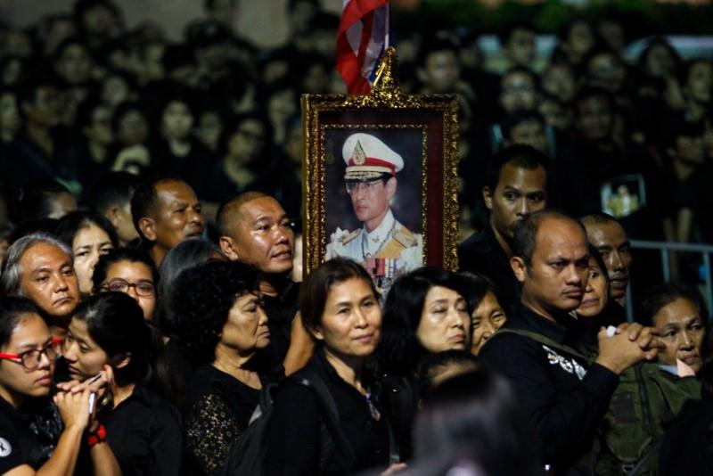 Mourners queue as they attend the Royal Cremation ceremony of Thailand's late King Bhumibol Adulyadej near the Grand Palace in Bangkok, Thailand, Oct. 25, 2017. (REUTERS/Kerek Wongsa)