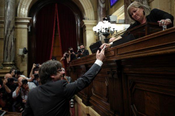 Catalan President Puigdemont hands in his ballot during a vote on independence from Spain at the Catalan regional Parliament in Barcelona, Spain, October 27, 2017. (Reuters/Albert Gea)