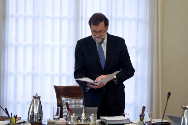 Spain's Prime Minister Mariano Rajoy reads documents before presiding over an extraordinary cabinet meeting at Moncloa Palace in Madrid, Spain October 27, 2017. (Reuters/Moncloa/Diego Crespo)