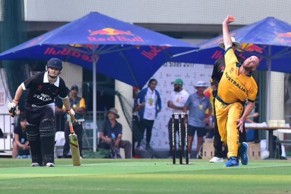Australia’s Captain, all-rounder and leading run scorer after the round robin matches, John Hastings bowling against New Zealand Kiwis on Day 1 of the Hong Kong World Cricket Sixes at KCC on Saturday Oct 29, 2017. (Bill Cox/Epoch Times)