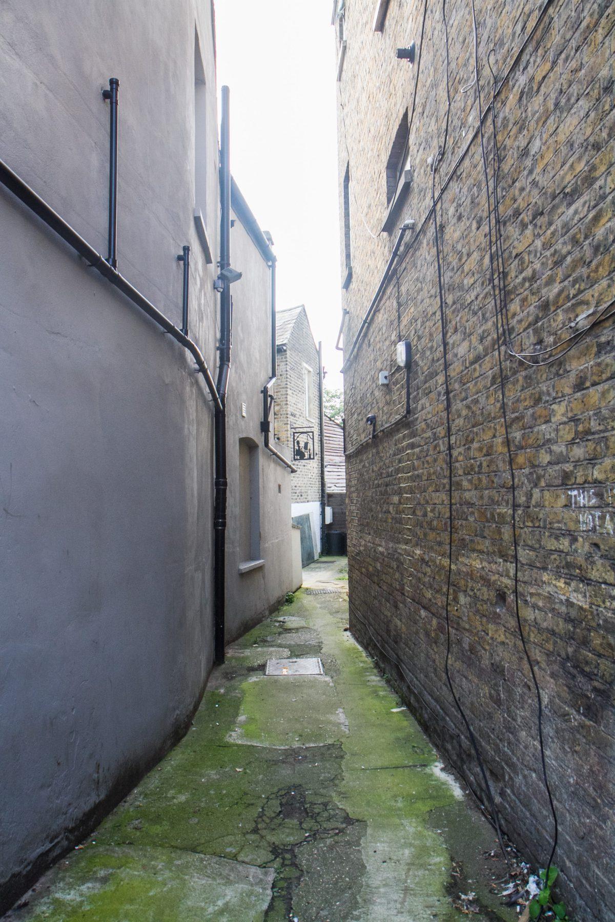 The alley that leads to The Barnes Atelier of Art in London on Sept. 9, 2017. (Milene Fernandez/The Epoch Times)