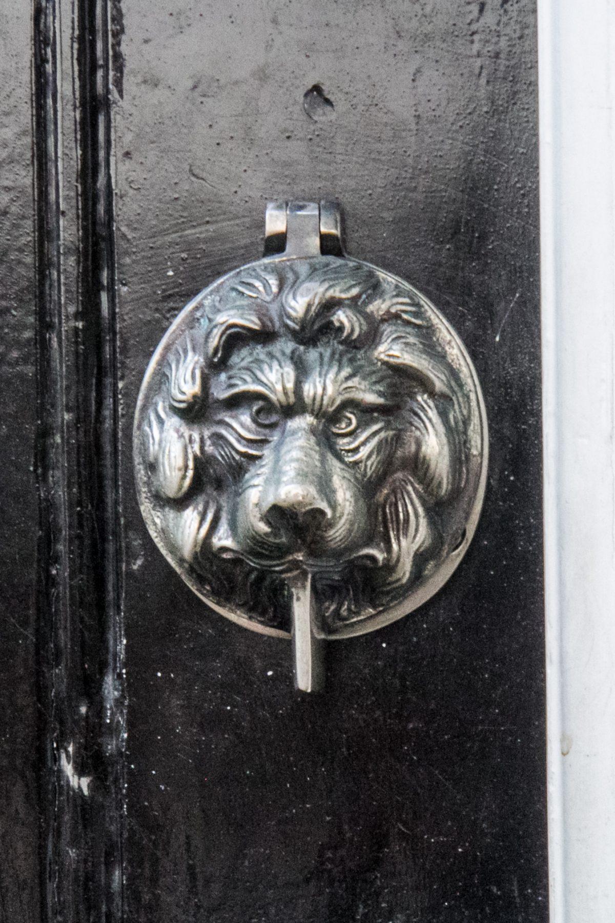 The door knocker of The Barnes Atelier of Art in London on Sept. 9, 2017. (Milene Fernandez/The Epoch Times)