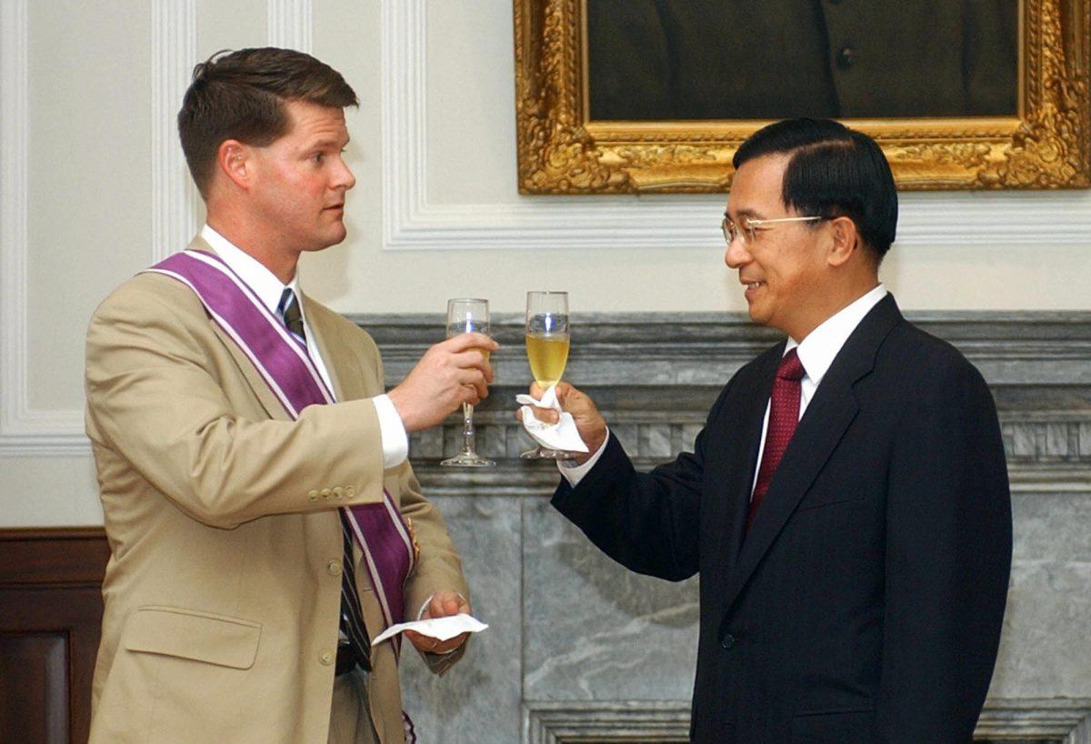 Randall Schriver (L), former U.S. deputy assistant secretary of state for East Asia and Pacific affairs, toasts with then-Taiwan’s President Chen Shui-bian during a meeting at the Presidential Palace in Taipei, Taiwan, on July 12, 2005. (Jerome Favre/AFP/Getty Images)