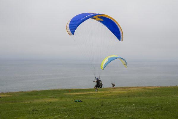 View of paragliders in La Jolla, Calif., on Aug. 3, 2017. (Channaly Philipp/The Epoch Times)