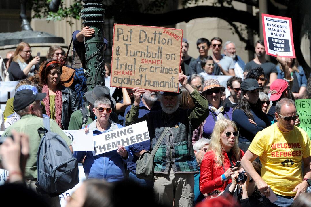 Australia Turns Down NZ Offer to Take Asylum Seekers Barricaded Inside Camp