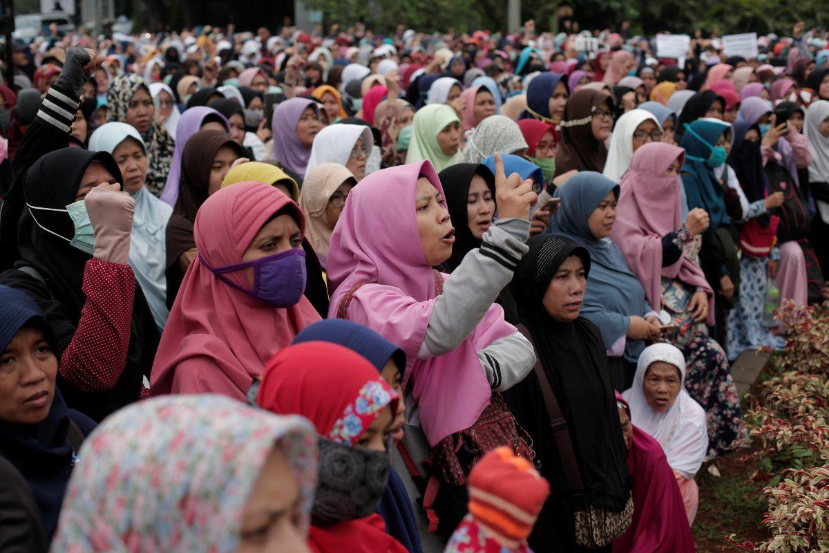 A group of female protesters shouts slogans during a protest against the President Joko Widodo's decree to disband Islamist groups in Jakarta, Indonesia, July 18, 2017. (REUTERS/Beawiharta)