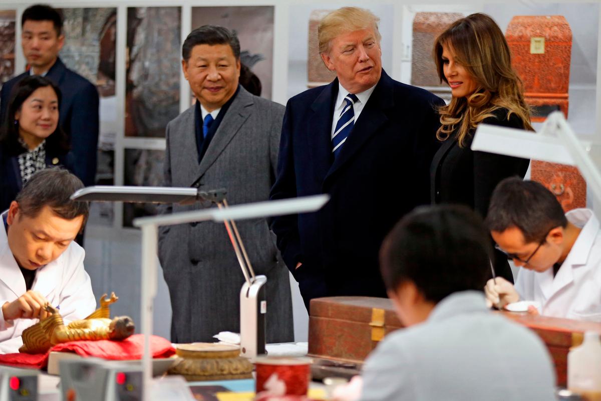 US President Donald Trump, First Lady Melania Trump, and China's President Xi Jinping tour the Conservation Scientific Laboratory of the Forbidden City in Beijing on Nov. 8, 2017.<br/>(ANDY WONG/AFP/Getty Images)